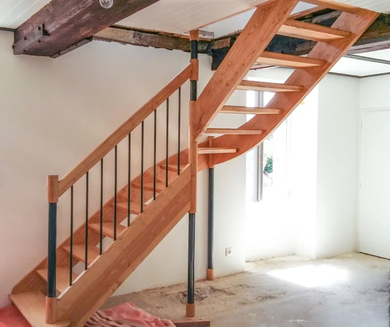 Escalier quart tournant en châtaignier; poteau rond bois/acier ; balustre acier noir.