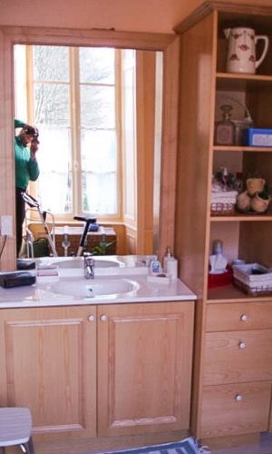 Agencement salle de bain en frêne, vernis naturel.