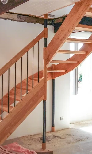 Escalier quart tournant en châtaignier; poteau rond bois/acier ; balustre acier noir.