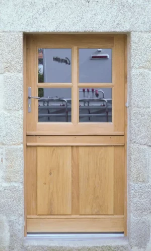 Menuiserie porte fermière en chêne massif ; panneau bas à table saillante.