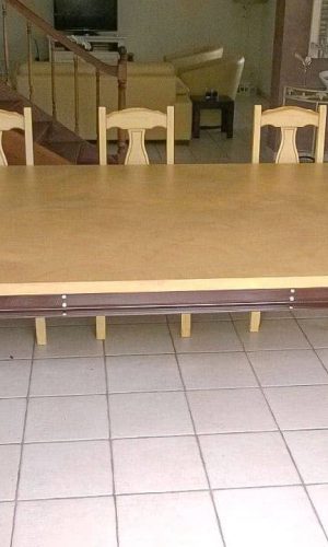 Meuble de table de salle a manger avec pied bois laqué, traverse métallique et plateau en béton ciré.