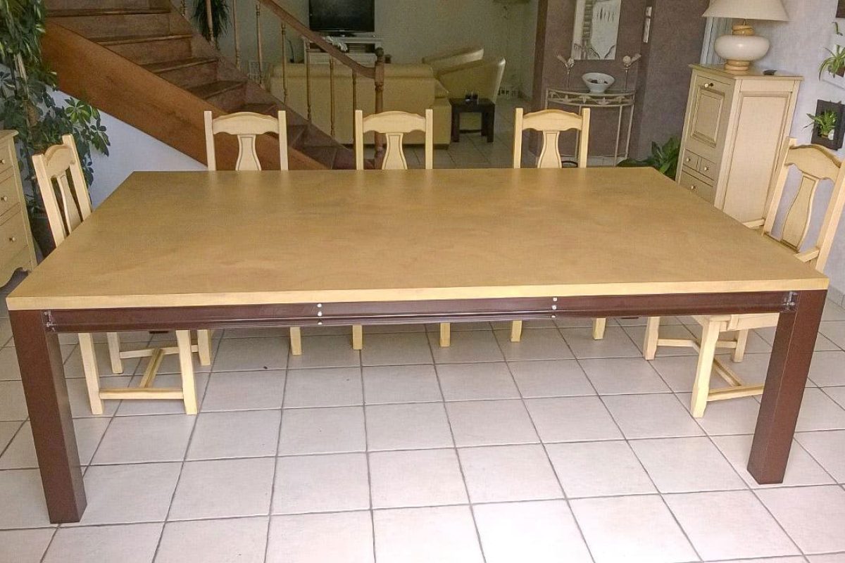 Table de salle à manger avec pieds bois laqué, traverse métallique et plateau en béton ciré.