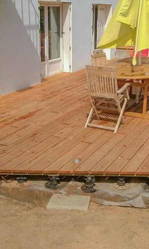 Terrasse en douglas massif non traité ; pose sur structure sur plot PVC sur base caillou tassé et géotextile.